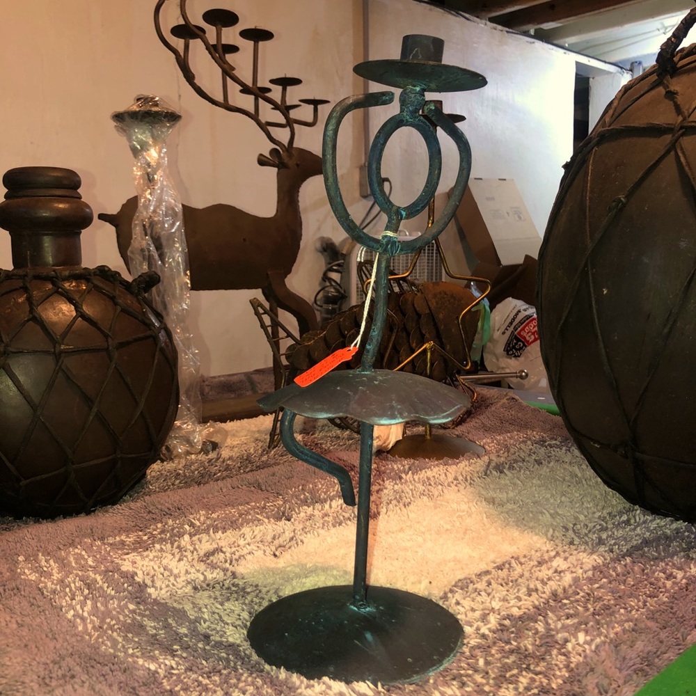 Dancing candle stand